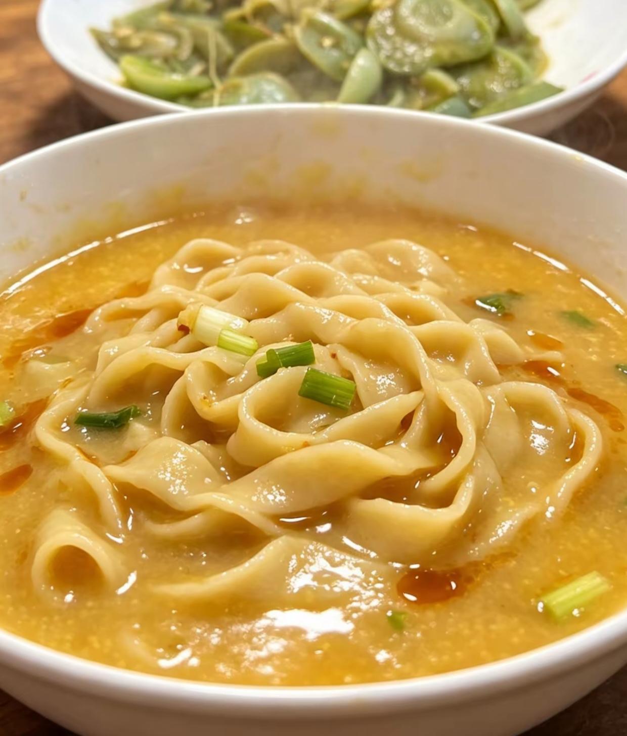 上次回去，正好晚上饿了，路过一家店，名字大概与豆腐相关，进去有热豆腐，糊汤面，豆