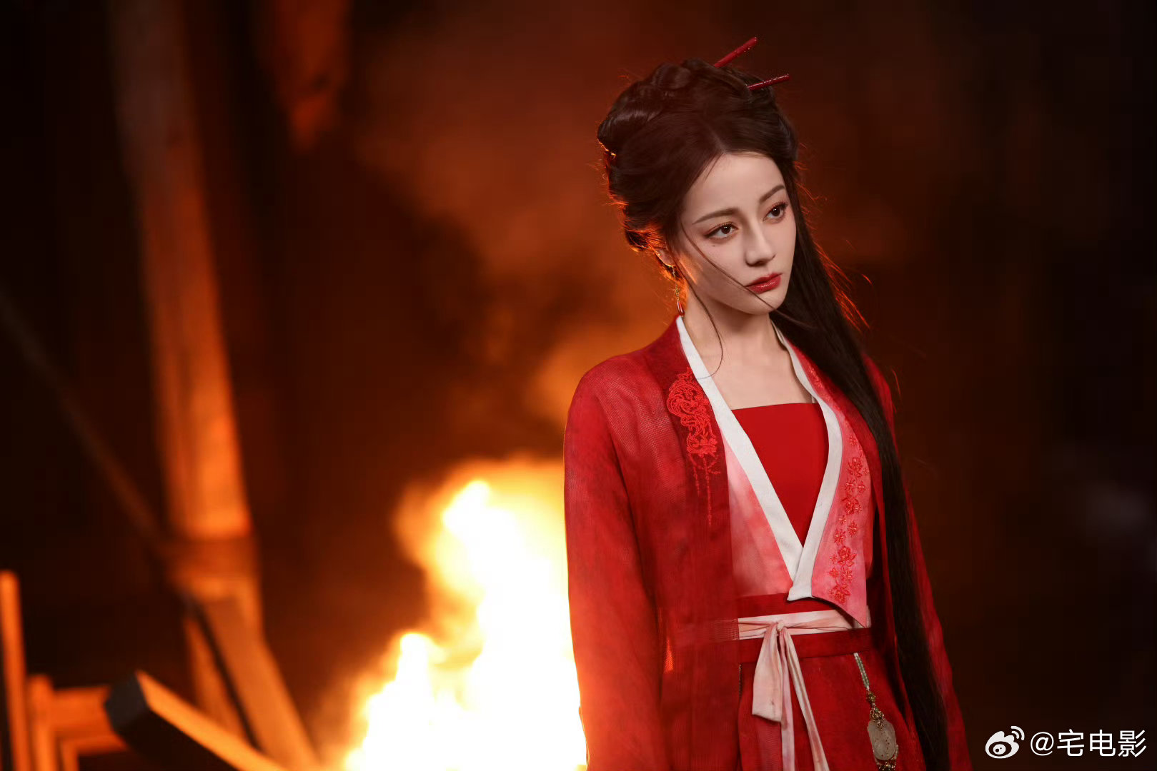  白日提灯痛楼迪丽热巴白日提灯痛楼 追剧+打卡双快乐，白日提灯痛楼，我来啦 