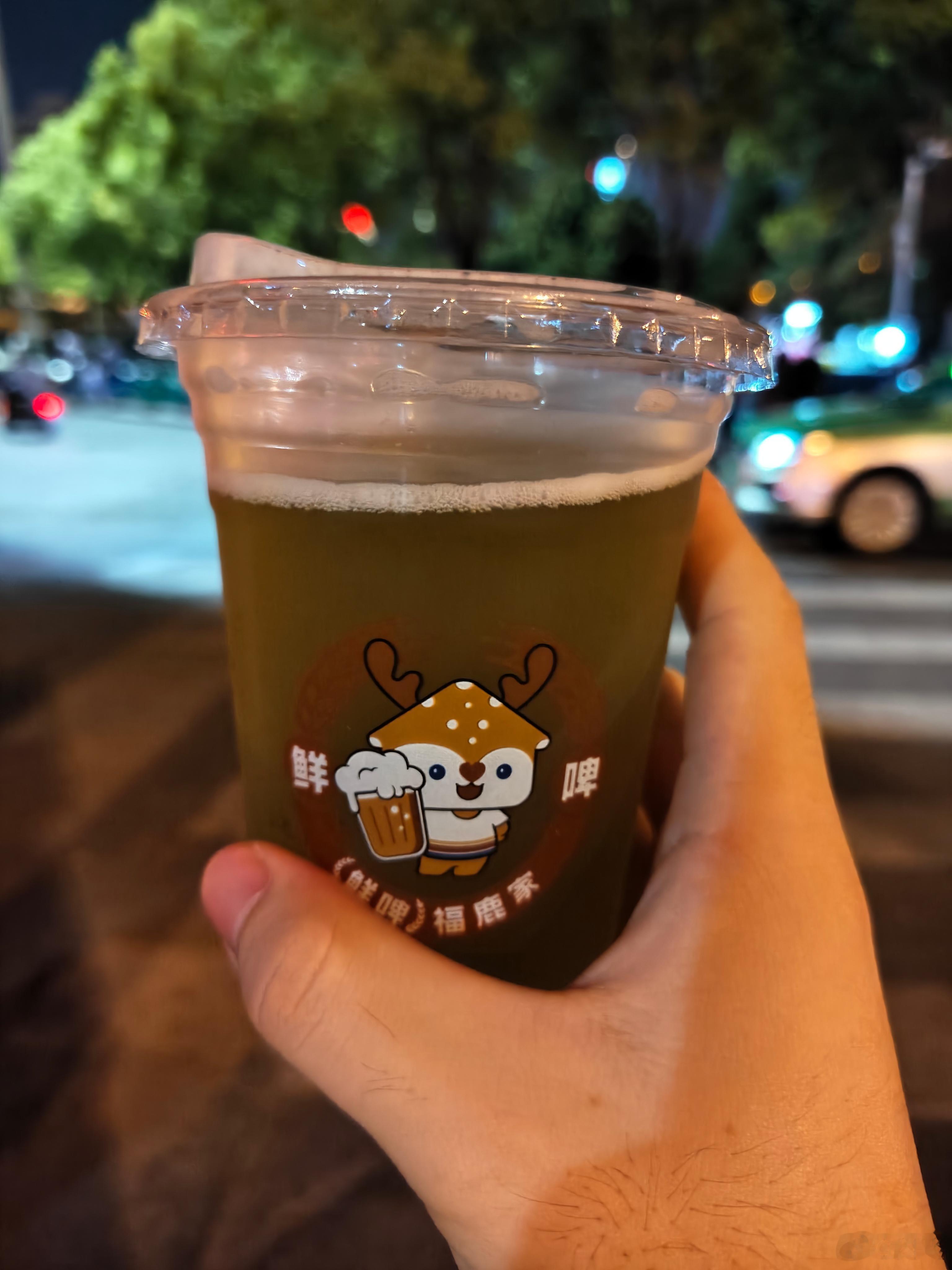 刚才看到一对情侣，很青春的年纪，在路边的公共座椅上面对面坐着，两个人面前是一份盒