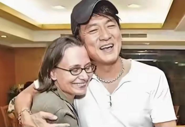 在歌坛艺人中唯一一个有良心，有担当，不抛弃糟糠之妻的男歌手，老婆支持他的事业，陪