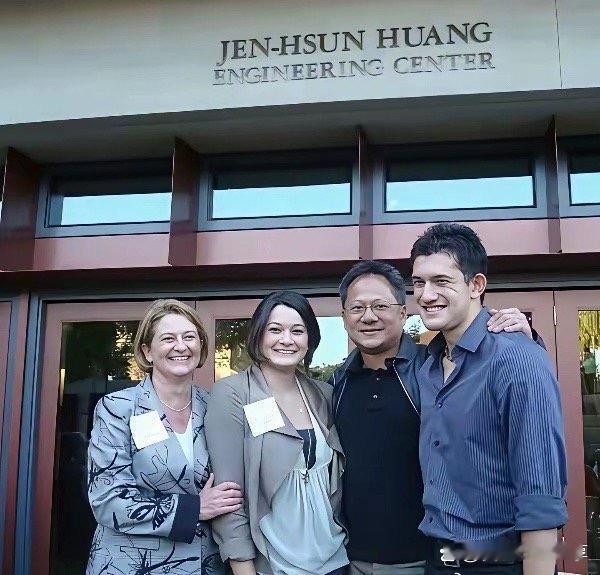 1992年黄仁勋取得硕士学位后，妻子洛丽前来祝贺，一张温馨合影 