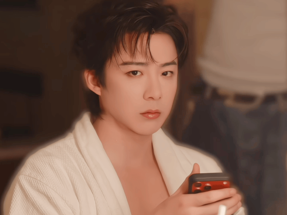 摩登兄弟 你不说我们是家人我们是朋友吗怎么这么见外呢？也没漏啥呀怎么就把睡袍拉的