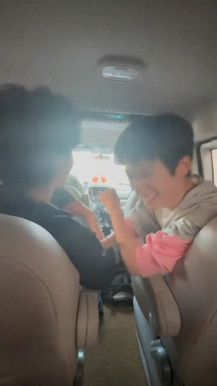 突然刷到一条逆爱演员在车里的视频都穿着戏里的服装吴所畏在摇晃田雷，要掐他的脖子让
