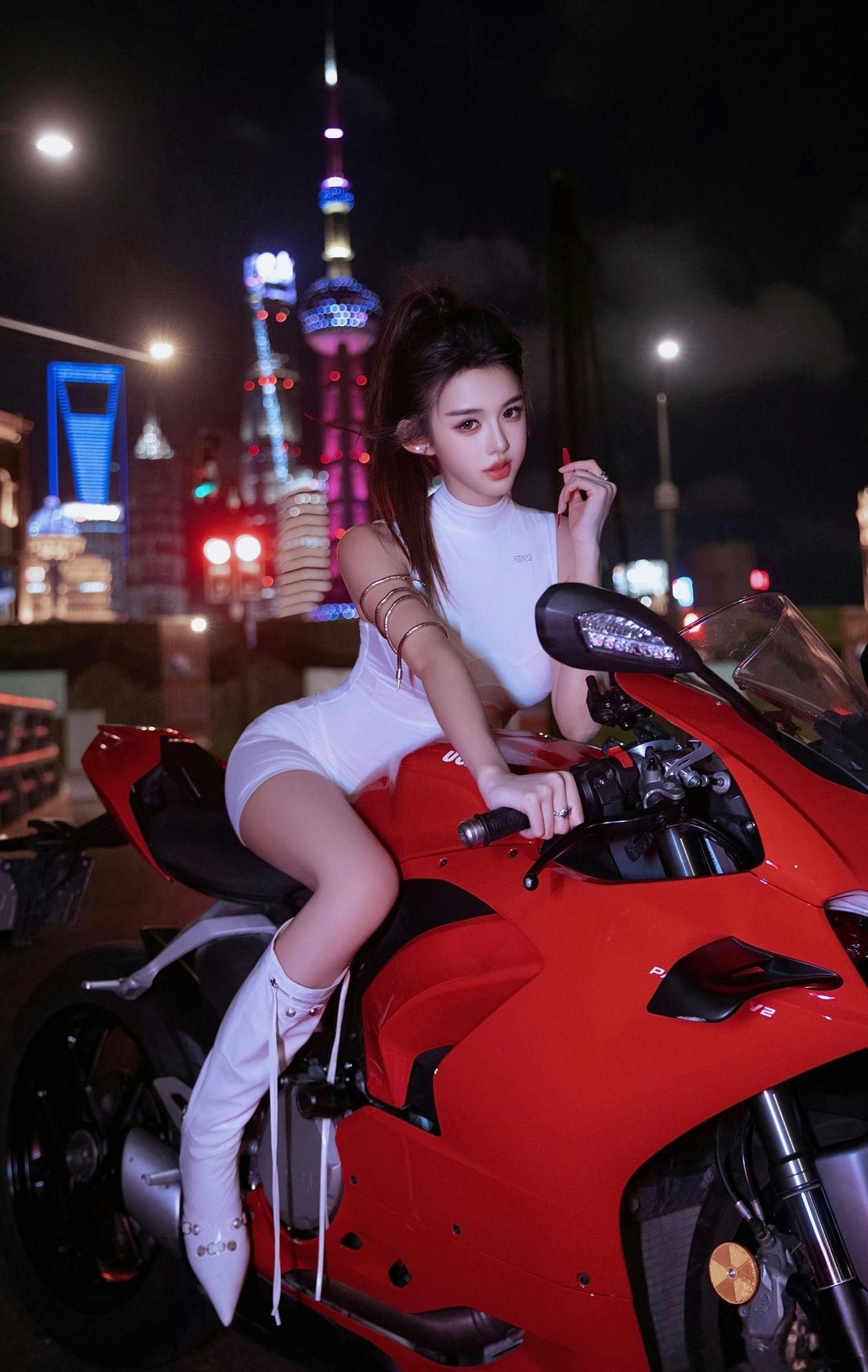 酷感少女与红色机车，尽显时尚与自由！🏍️✨
酷感机车女郎 炫酷机车美女 摩托冷