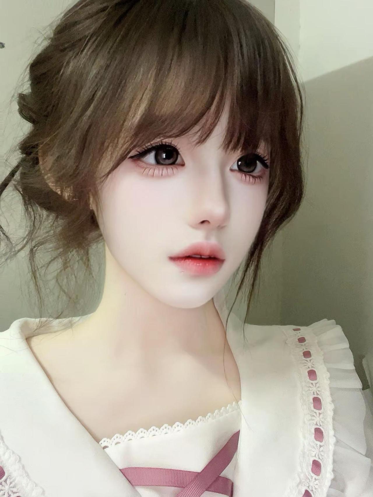 你看向我的时候 我总害怕我的粉底斑驳 睫毛不够卷翘