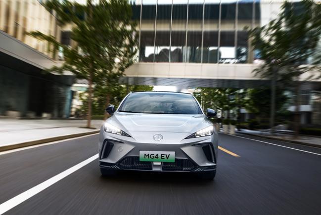 乘上电气化的东风，中国品牌MG在全球市场可谓是一骑绝尘。纯电车型MG4 EV畅销