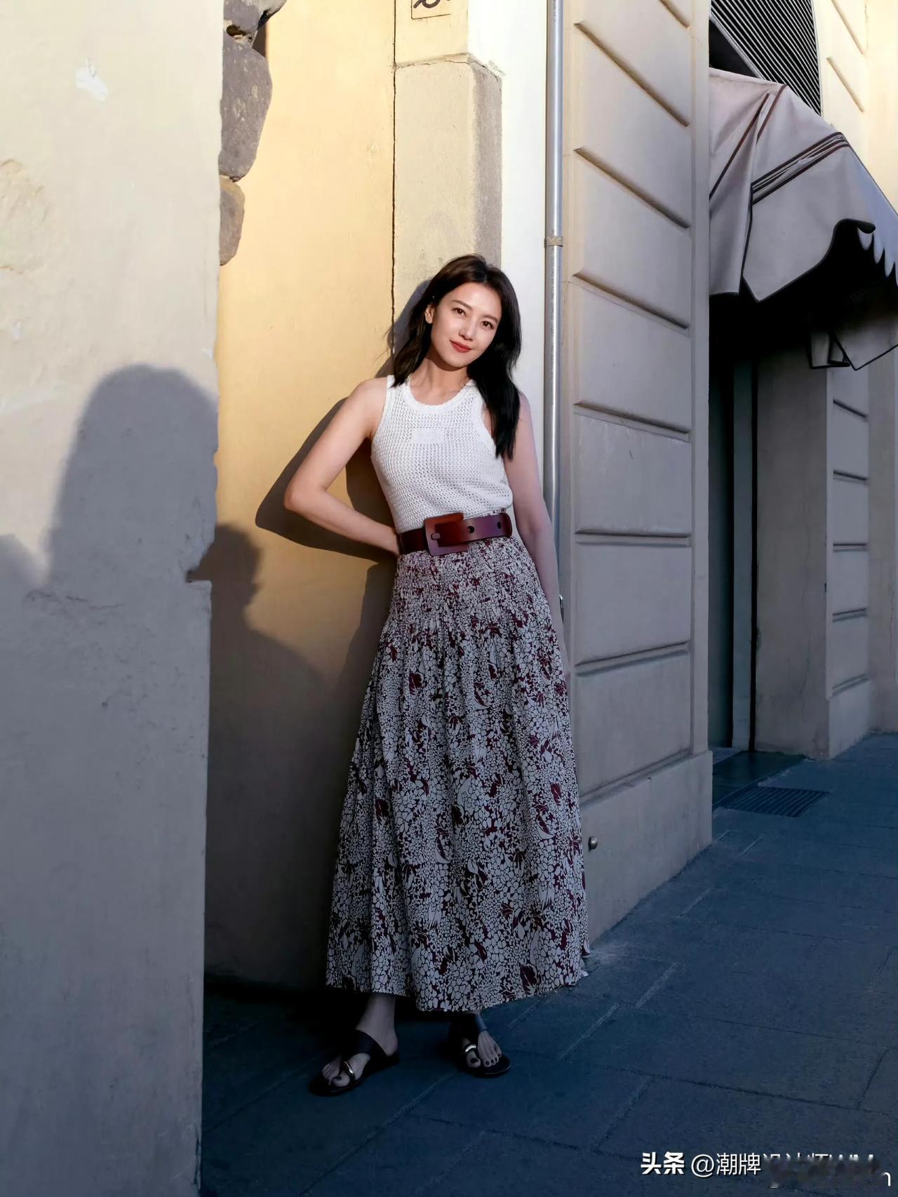 不愧是曾经所有中国男人心中的完美“老婆”！背心碎花裙就能美出天际，长发飘飘清新脱