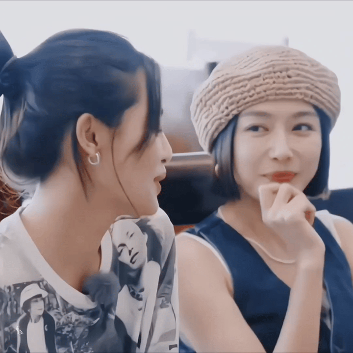 #难怪秦岚辛芷蕾能玩一起#二姐和三姐感情好不是没有道理的，哈哈哈哈哈，套路起妹妹