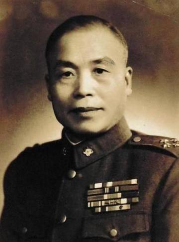 李宗仁一生有三个老婆。发妻李秀文，原名李四妹，1891年生，与李宗仁同岁，名字是