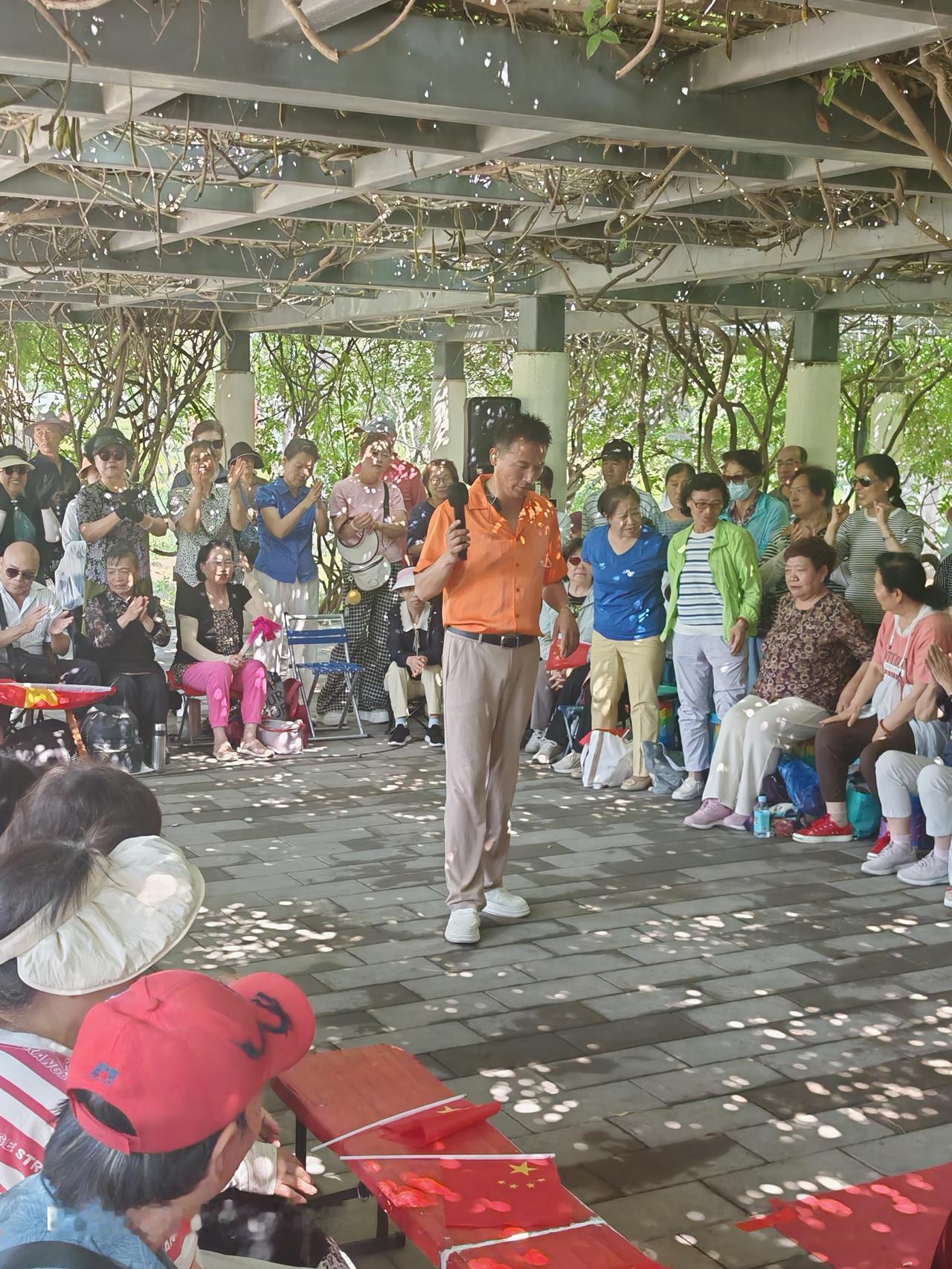 通州区梨园公园这场魏广德演唱会太绝了！6月15日的演出，那场面相当热闹。
魏广德