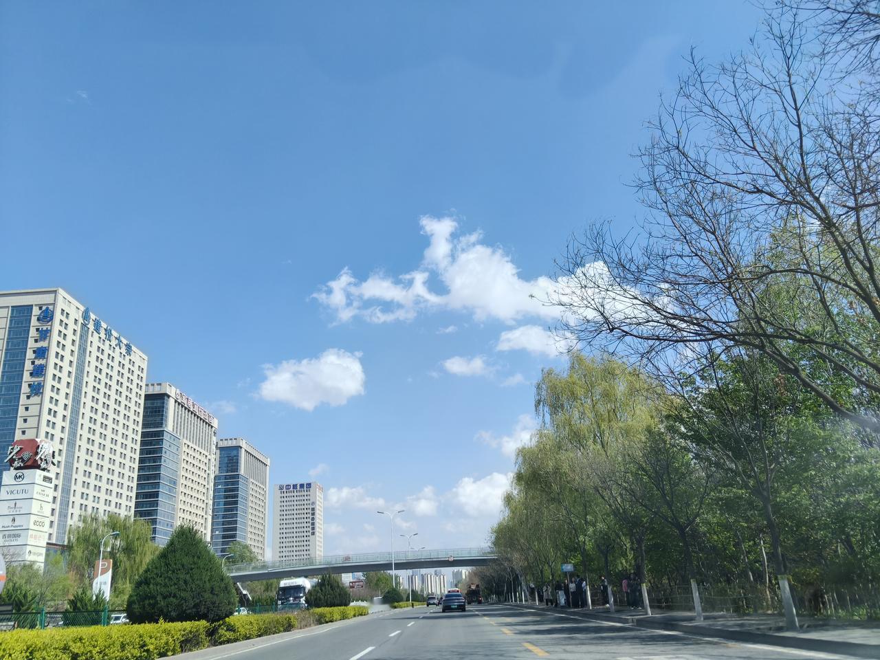 而且这些照片是我开车的时候拍的，就是感觉风景太好，随手拍下来，前两张图片就是正对