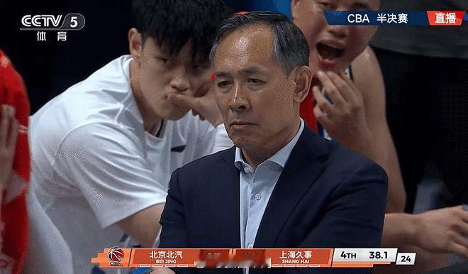 许指导是老派篮球人的作风。强调精气神、喜欢抓队风队纪。可想而知，过去的这个赛季，