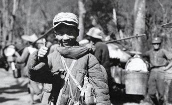 1935年，一名红军小战士被土匪抓住，被枪杀前提出一个要求，竟说哭了土匪头目，救