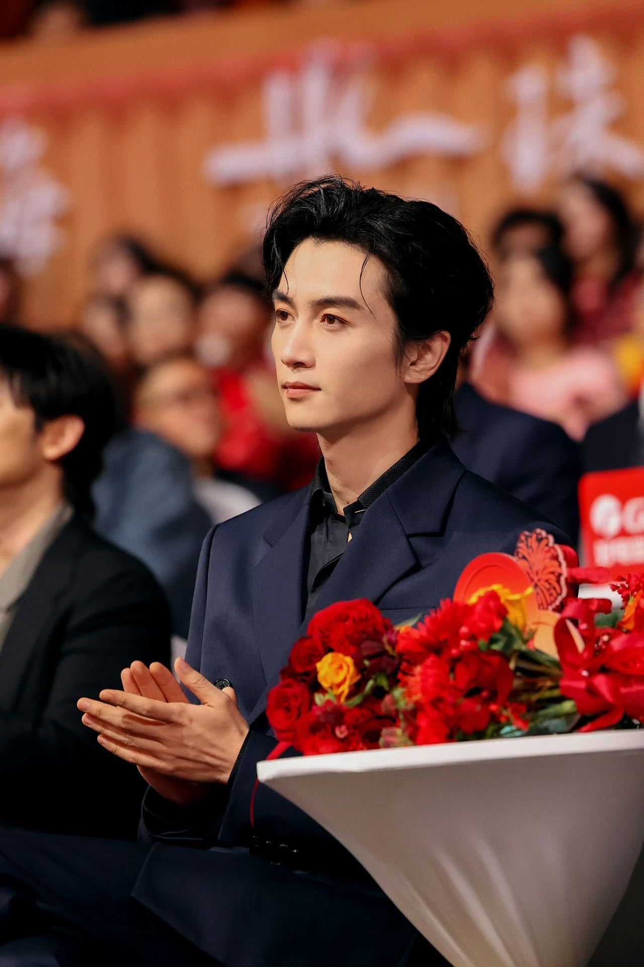 用“高级成年人”来形容陈晓真的太准确了！完全就是那种从骨子里透出来的通透和沉稳。