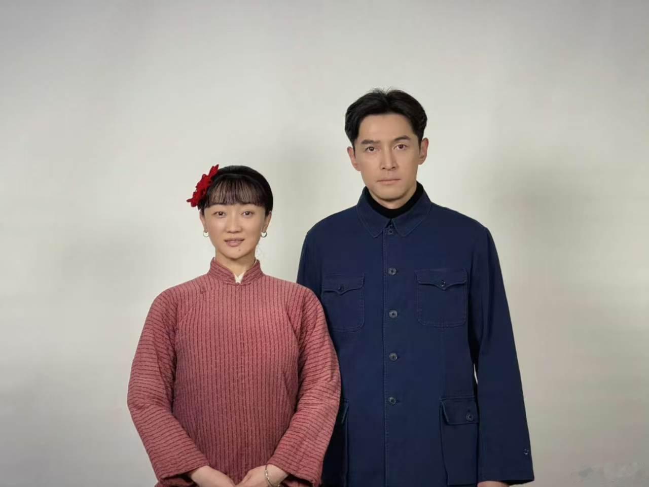 【胡歌张瑶电影妆造夫妻相】6月22日，张瑶在社交平台上更新电影剧照，其中和胡歌的