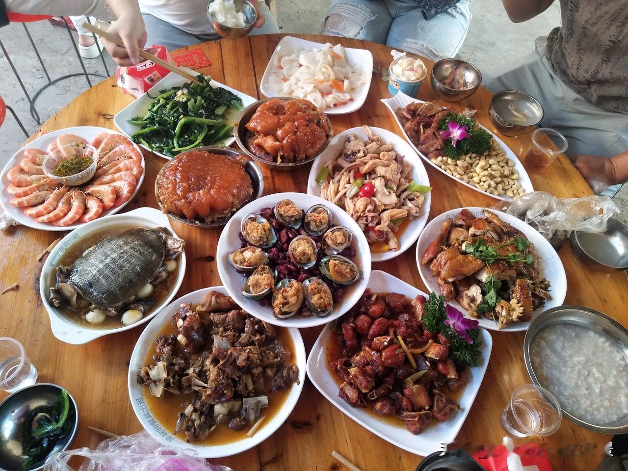 广西玉林，外侄孙一周岁生日宴，能摆上百桌喜酒的家族大院子。8人13菜×2餐，实在