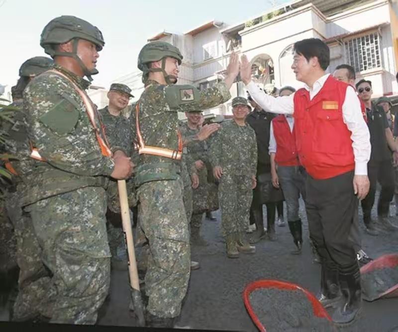 赖清德这波操作简直把“难堪”写脸上了！
 
谁能想到一场台风直接把他的“顾好台湾