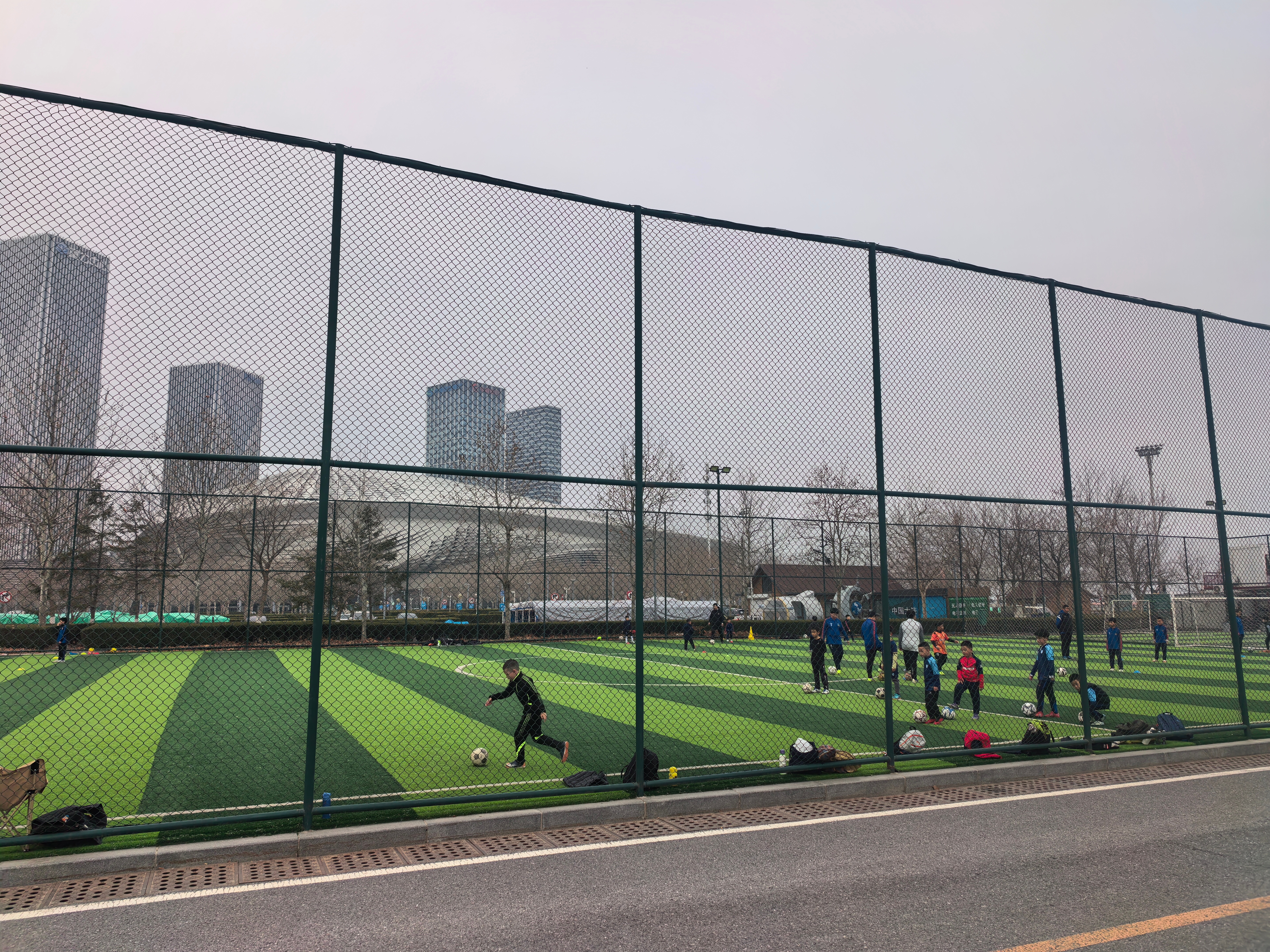 带夏天来踢球我本想的是明天出差今天陪陪他但是看他踢的实在太差了忍不住还是想教训他