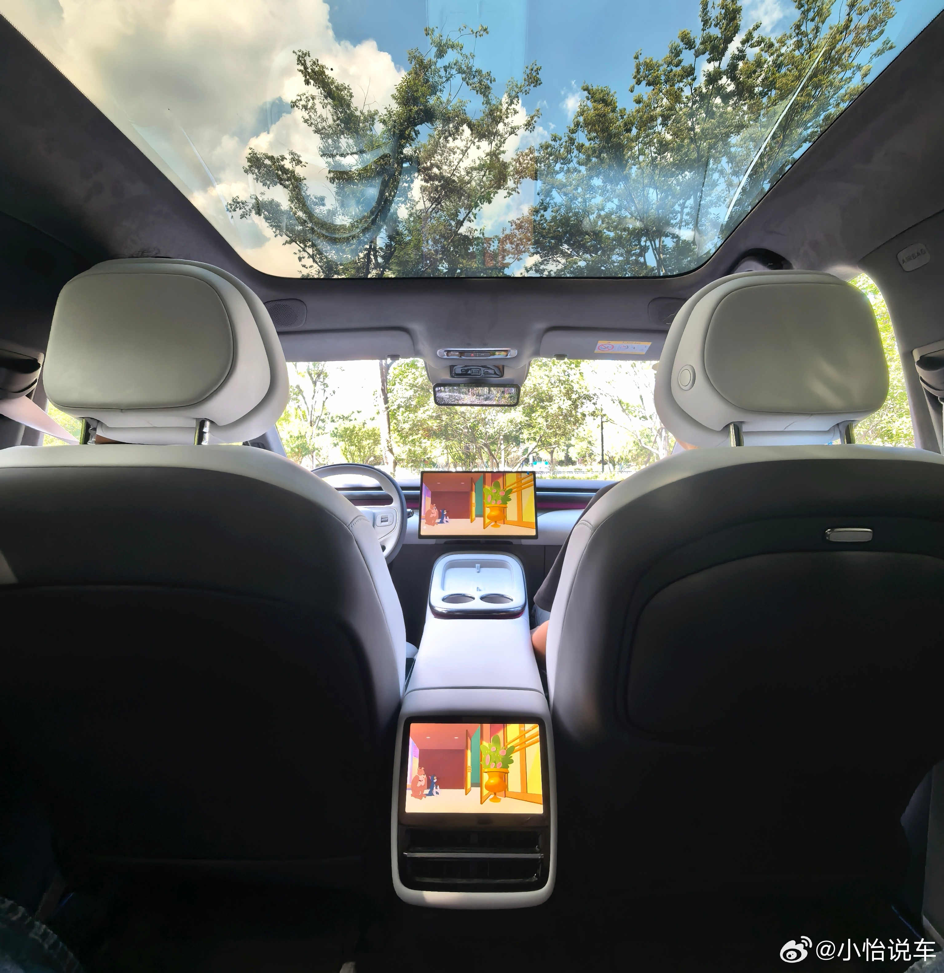小鹏G7 绝了！前排后排一起追动画片，快乐值直接拉满，太爽啦[哈哈][哈哈][哈