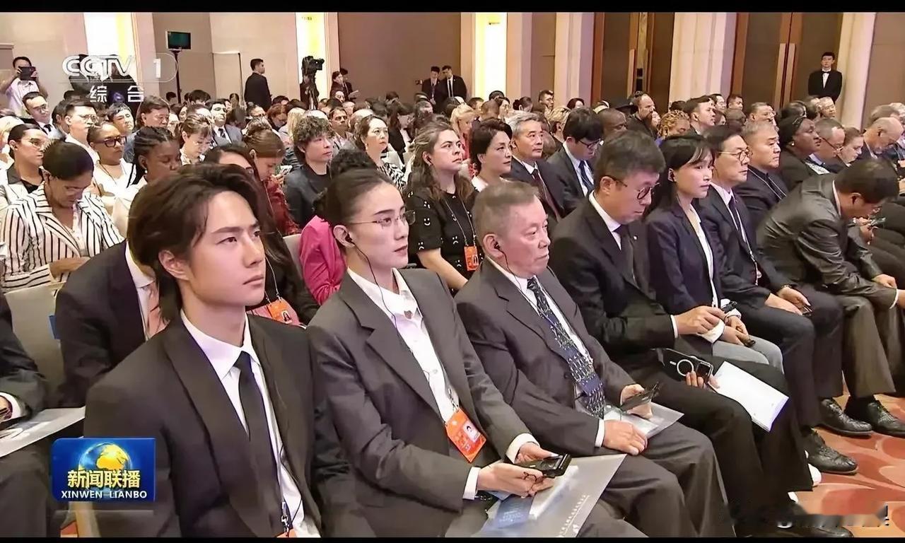 乖乖啊，
万万想不到，
王一博这么不简单，央视新闻说上就上！
你别说，
这小西装