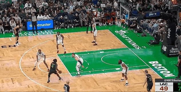 凯尔特人单节12记三分，追平NBA历史单节球队记录，第二节51：29一举拉开差距