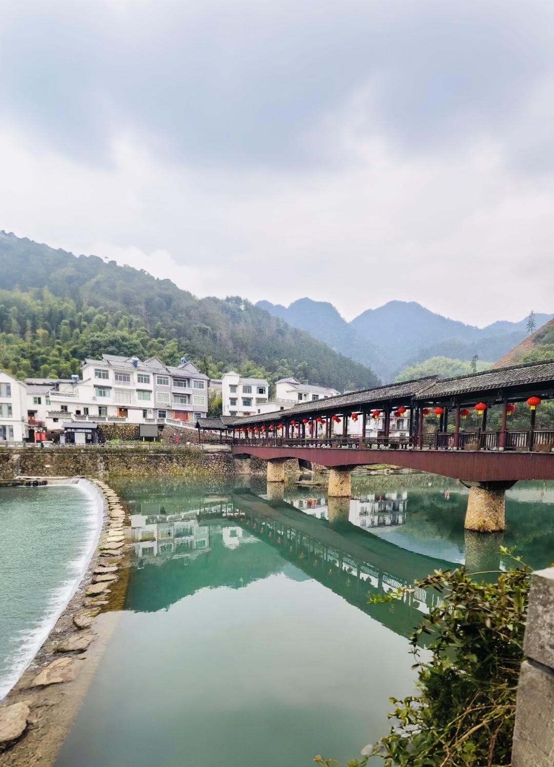 鹧鸪天 · 再到官桥洪岭

万叠苍岚护翠冈，
官桥西麓锁仙乡。
霜梯云岫凝瑶草，