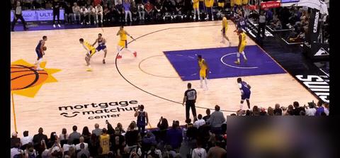 东契奇狂砍41分，湖人竟被残阵太阳用22记三分活活射死，这还怎么玩？
 
你没看