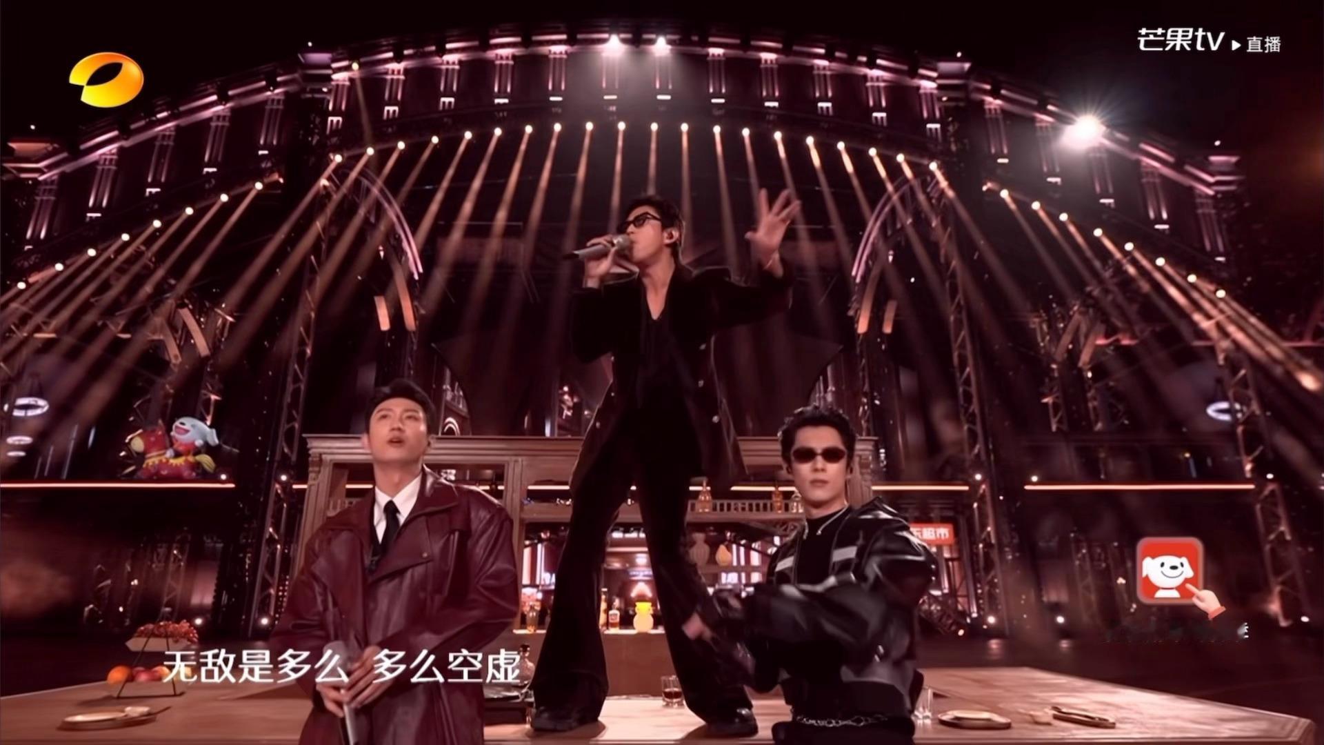 谁懂三个人唱的好好的，邓超突然上桌子唱无敌是多么寂寞的救赎感……王鹤棣配合眺望，
