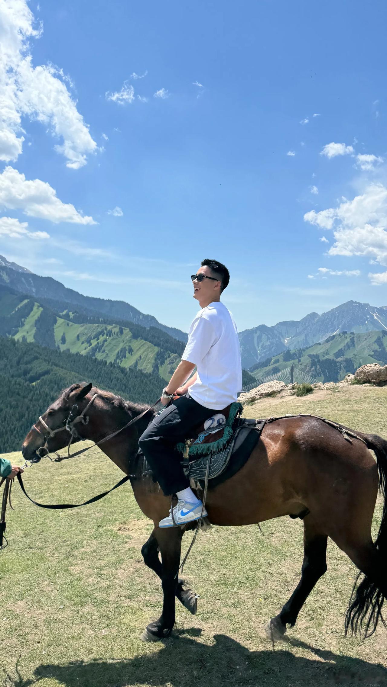 顿顿说，今晚上完班，明天上午就出发去河北团建了，团建会直播，顿顿说报名了骑马，记