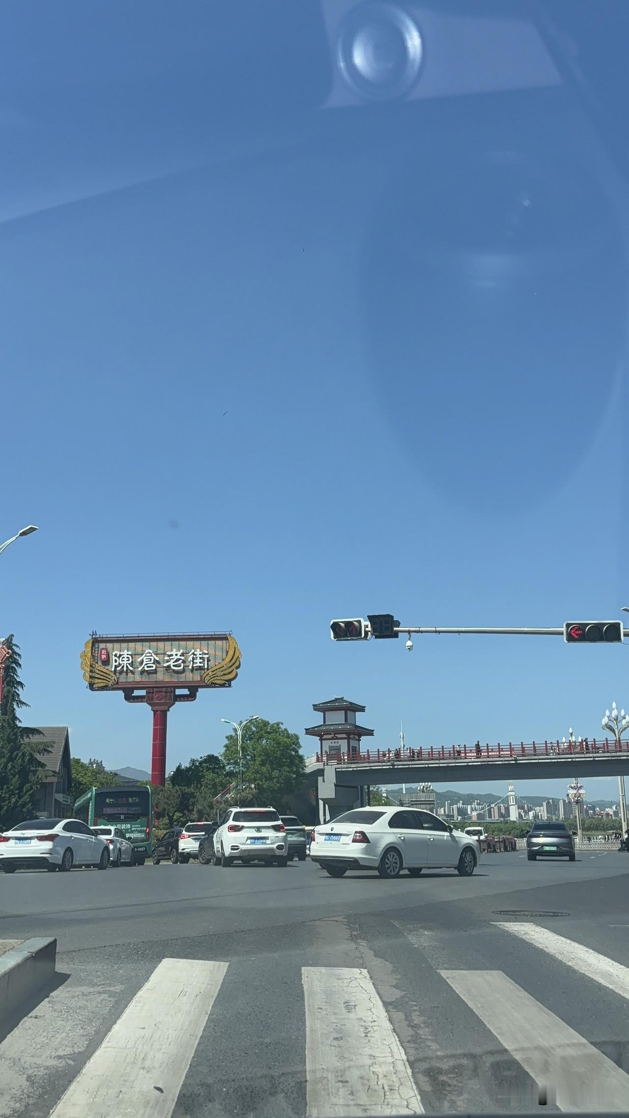 这是五一假期来宝鸡陈仓老街拍的，五月三号，人看着还挺多的，也不知道宝鸡市区有哪些