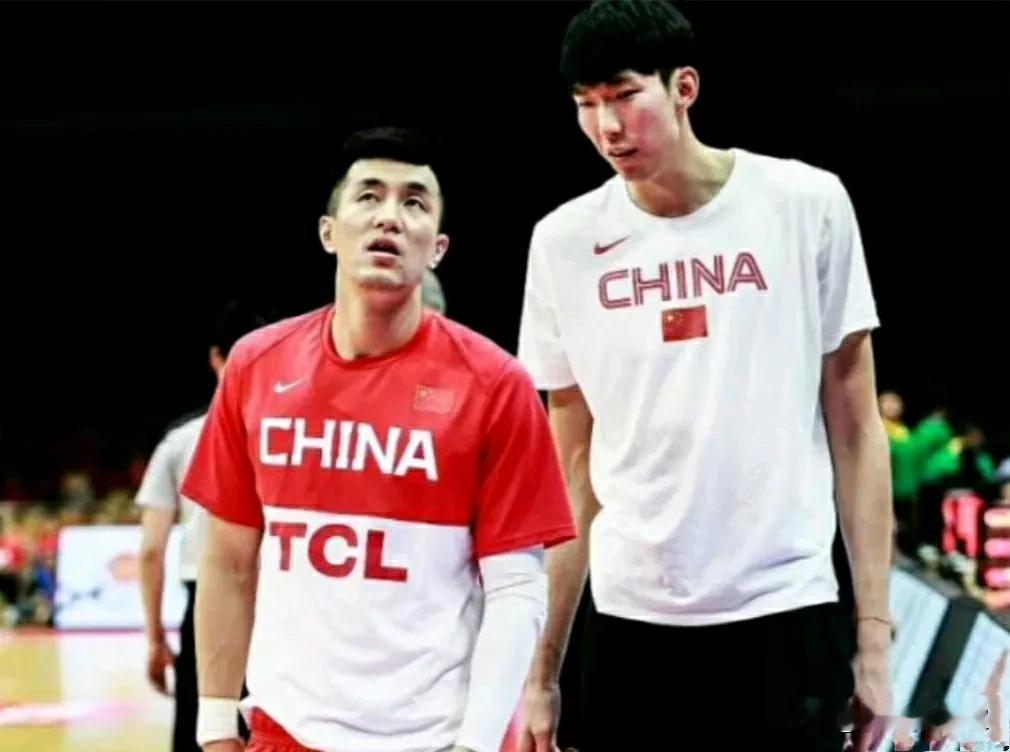 哈哈！北京欢迎你们俩[笑哭]绝了绝了！#郭艾伦加盟北京首钢#