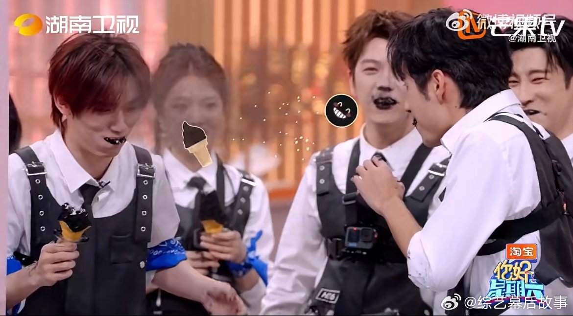 被黑唇丁程鑫帅到是我的宿命丁程鑫吃冰淇淋吃出撕漫男的感觉嘴角沾着黑色冰淇淋也挡不