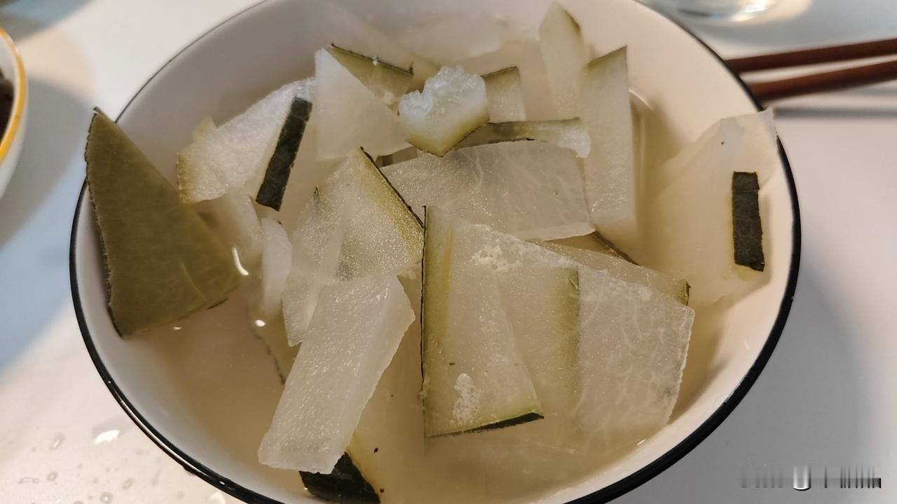 来晒晒今儿的晚餐哈！我就像个冬瓜“小粉丝”，超爱冬瓜汤，女儿则是炒冬瓜的“忠实拥