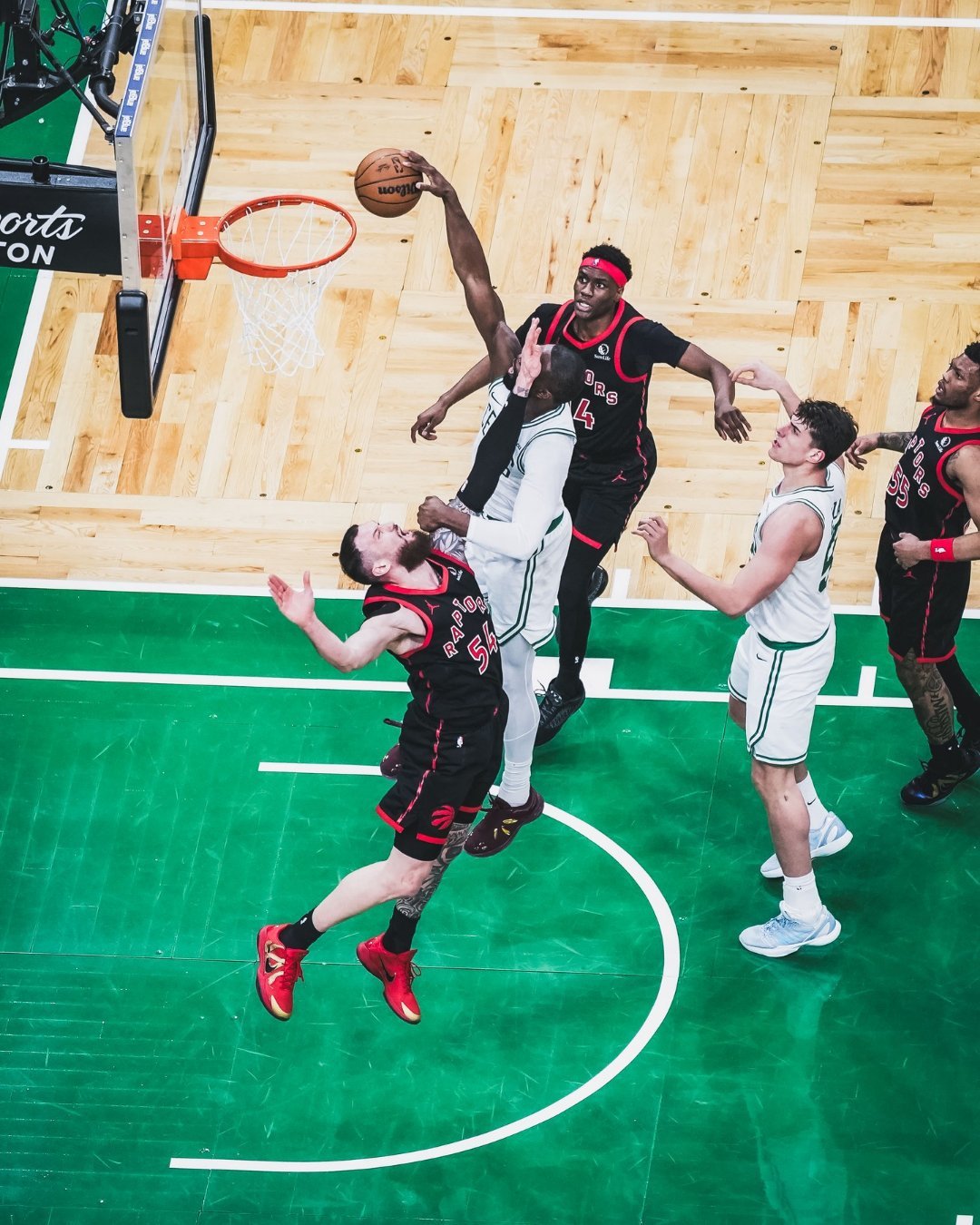 谈起了自己因喷裁判被罚款一事，杰伦表示：“有些话必须要说出来，我们全队获得的罚球