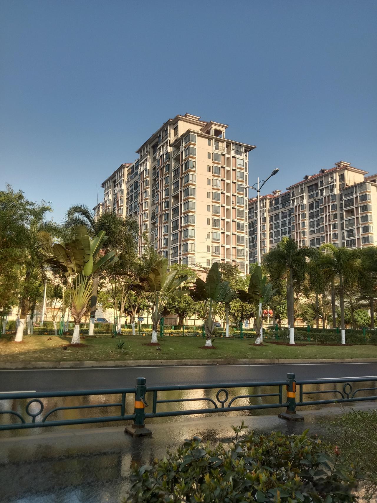 有钱人携包来海南悠哉悠哉过春节，没钱人扛包到海南挣钱匆匆忙忙回家过新年。
海南今