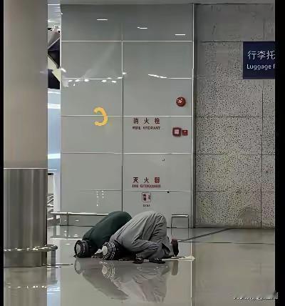 外国人在公共场合进行宗教活动是否违法？

近期小编发现某国外人民在我国公共场合进