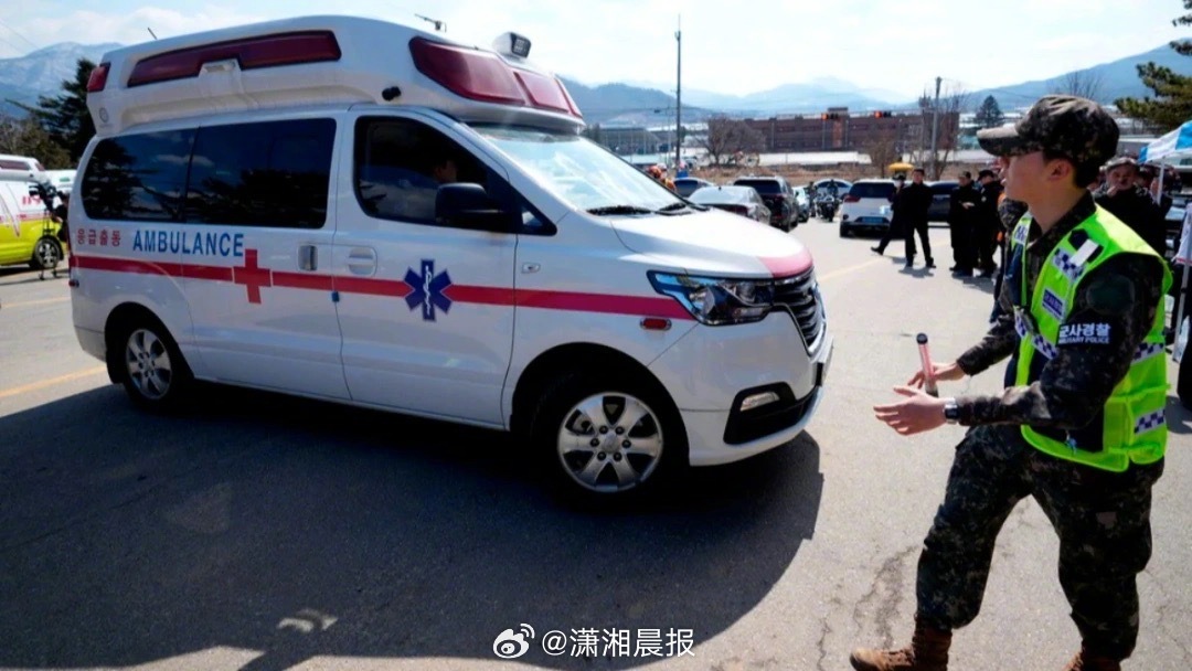 【#韩国救护车收费三倍私接乘客当出租##韩国将调查救护车滥用成出租车#】近日，韩