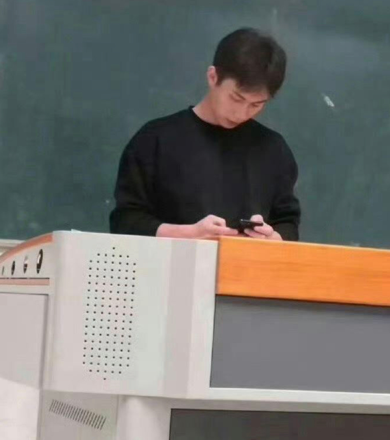 原本以为是个长相很帅的帅哥，换个角度看滤镜一下就被打破了啊 