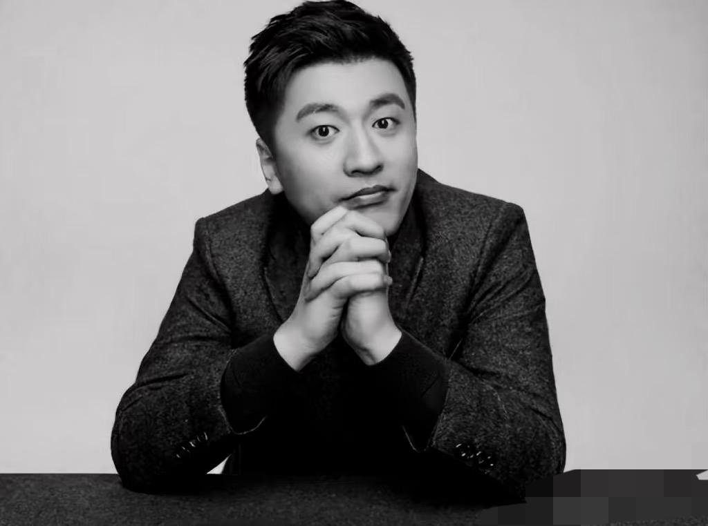 一觉醒来，
我还是不愿意相信，
张雪峰突然离世的消息，前几天我们刚给邻居推荐了张