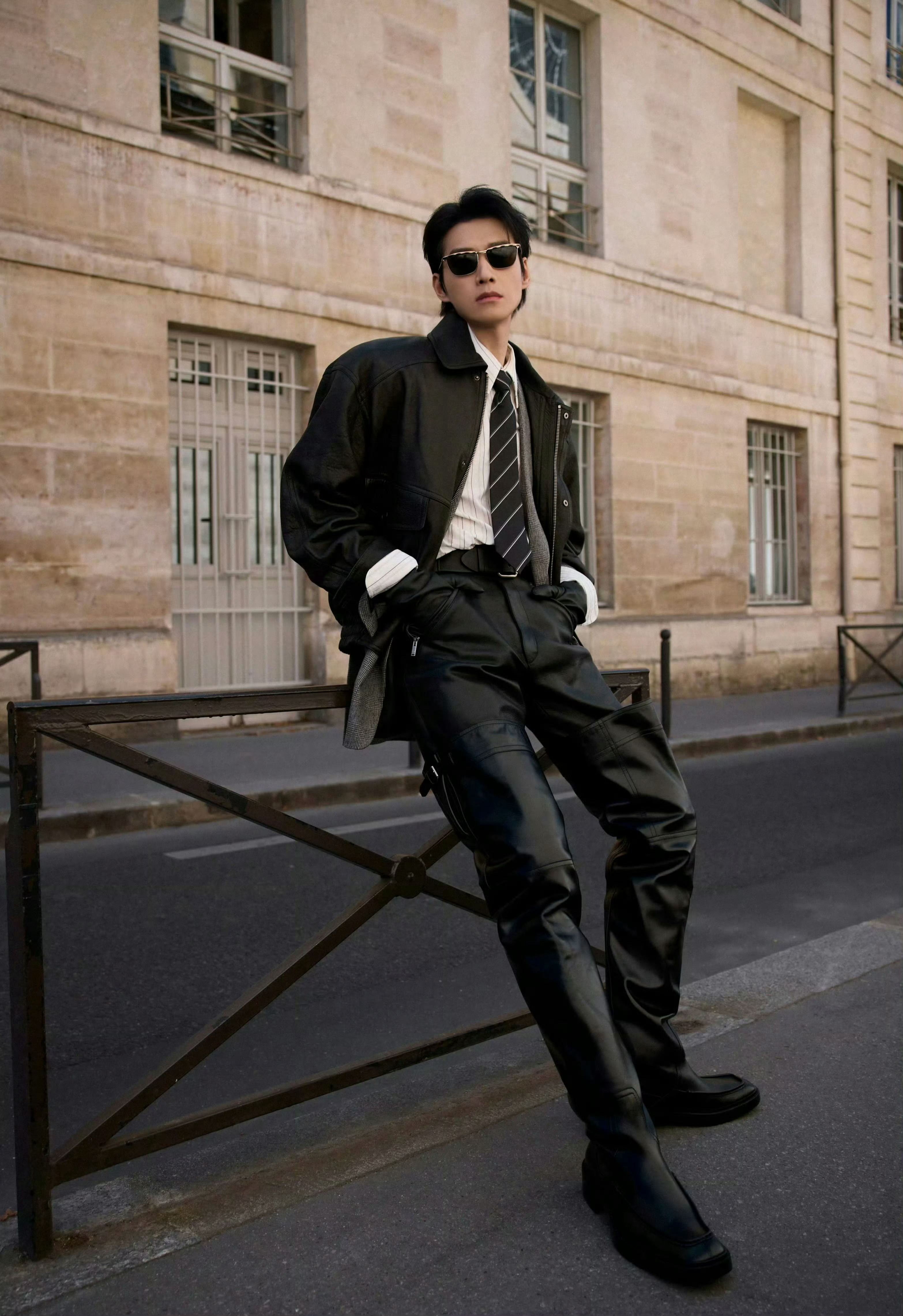 近日 演员魏大勋、青年演员张康乐 受邀出席 巴黎SAINT LAURENT 圣罗