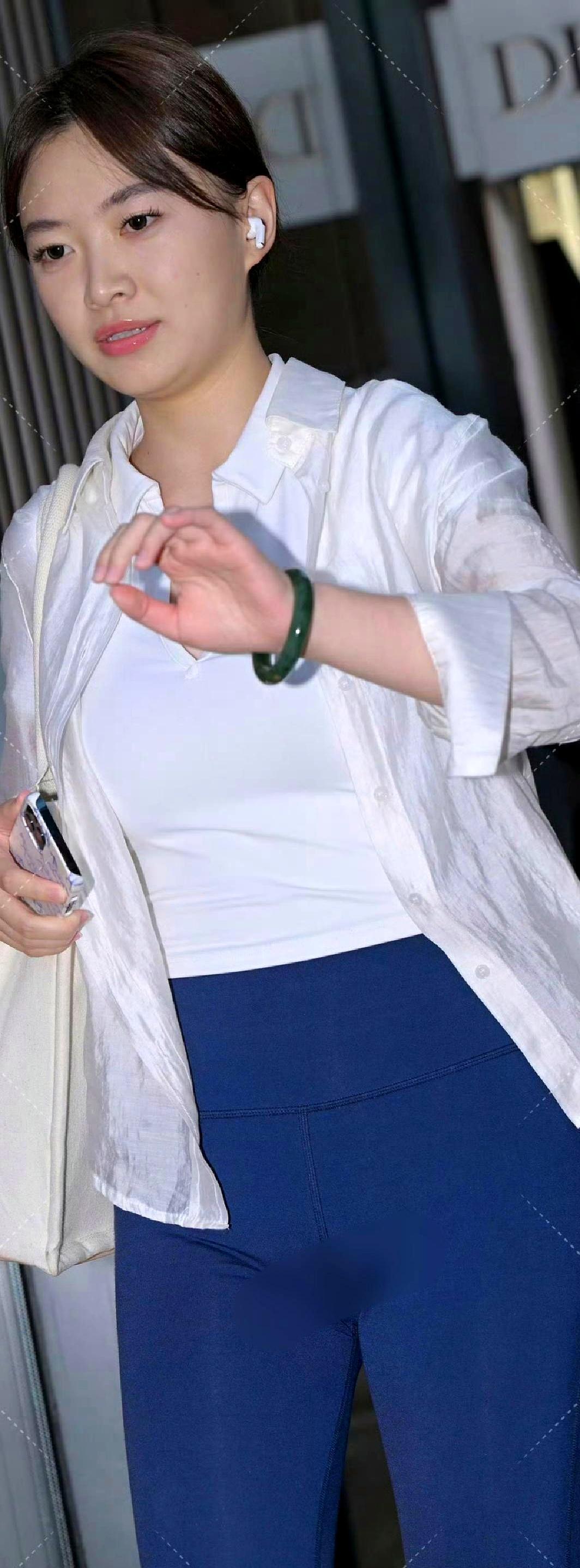 雪白冰丝衬衣
独特轻薄透视感
将含蓄之美

如大胸穿搭中
冰丝超薄透清凉绑带露脐