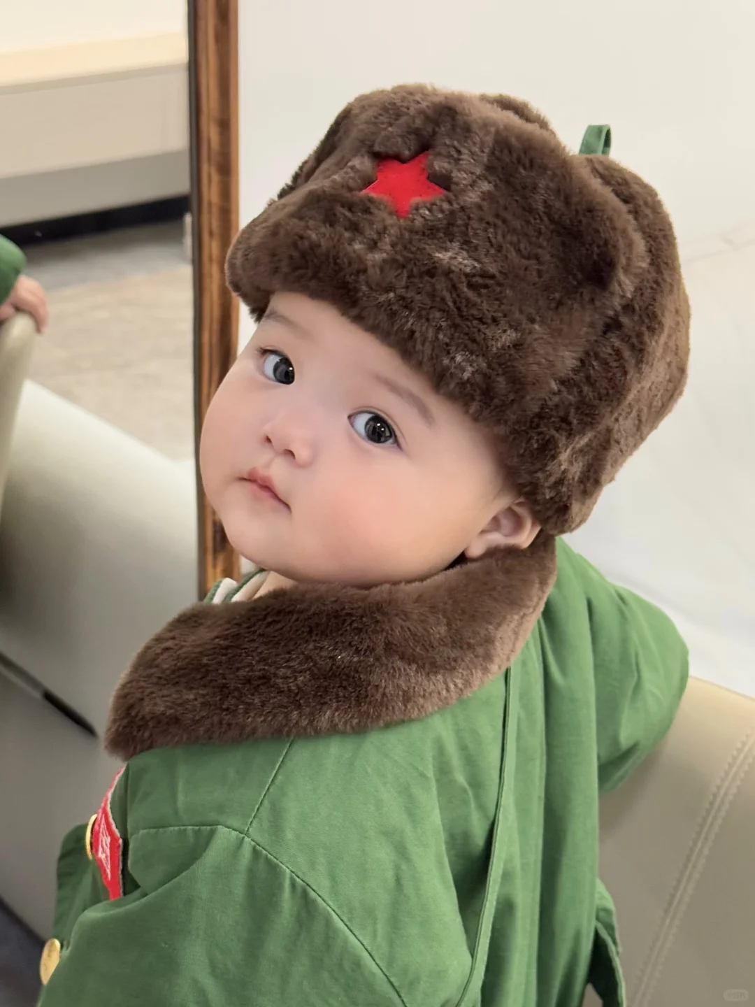 好喜欢我的胖宝宝，真像一个小手办呀～