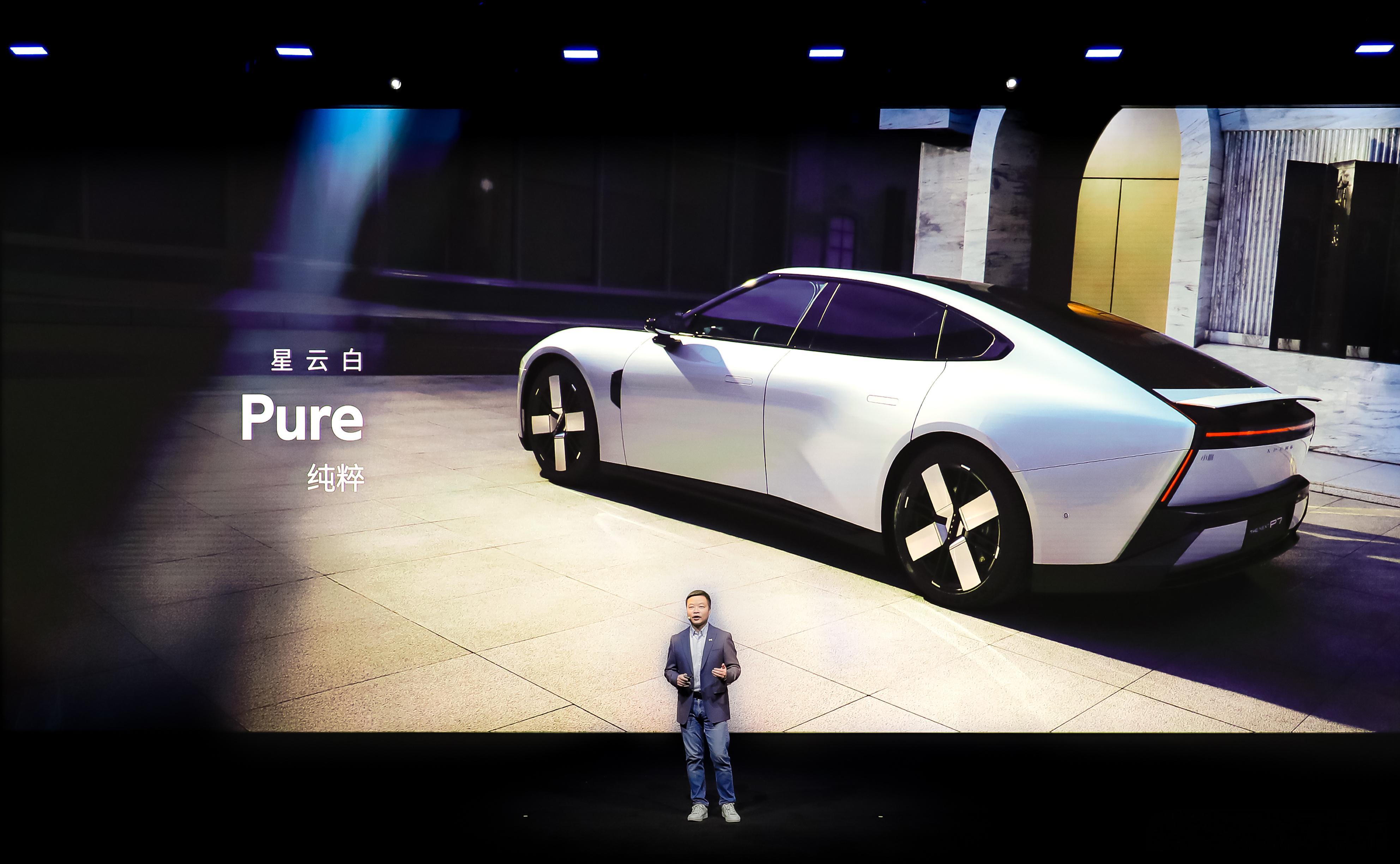 小鹏 P7 新增了星耀红、暗夜黑、星云白 3 种车漆颜色和熔岩灰、引力红 2 种