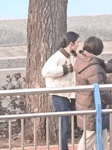 她们这是在演戏吗？如果演戏这么简单的话，人人都可以当演员啦！不过如果细看的话，这