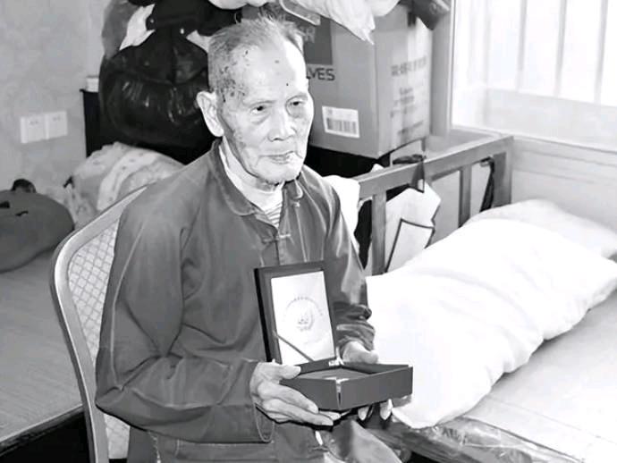 1941年，少尉排长林孝祥深夜潜伏水中布雷，左臂突然被咬住，钻心剧痛传来，他暗叫