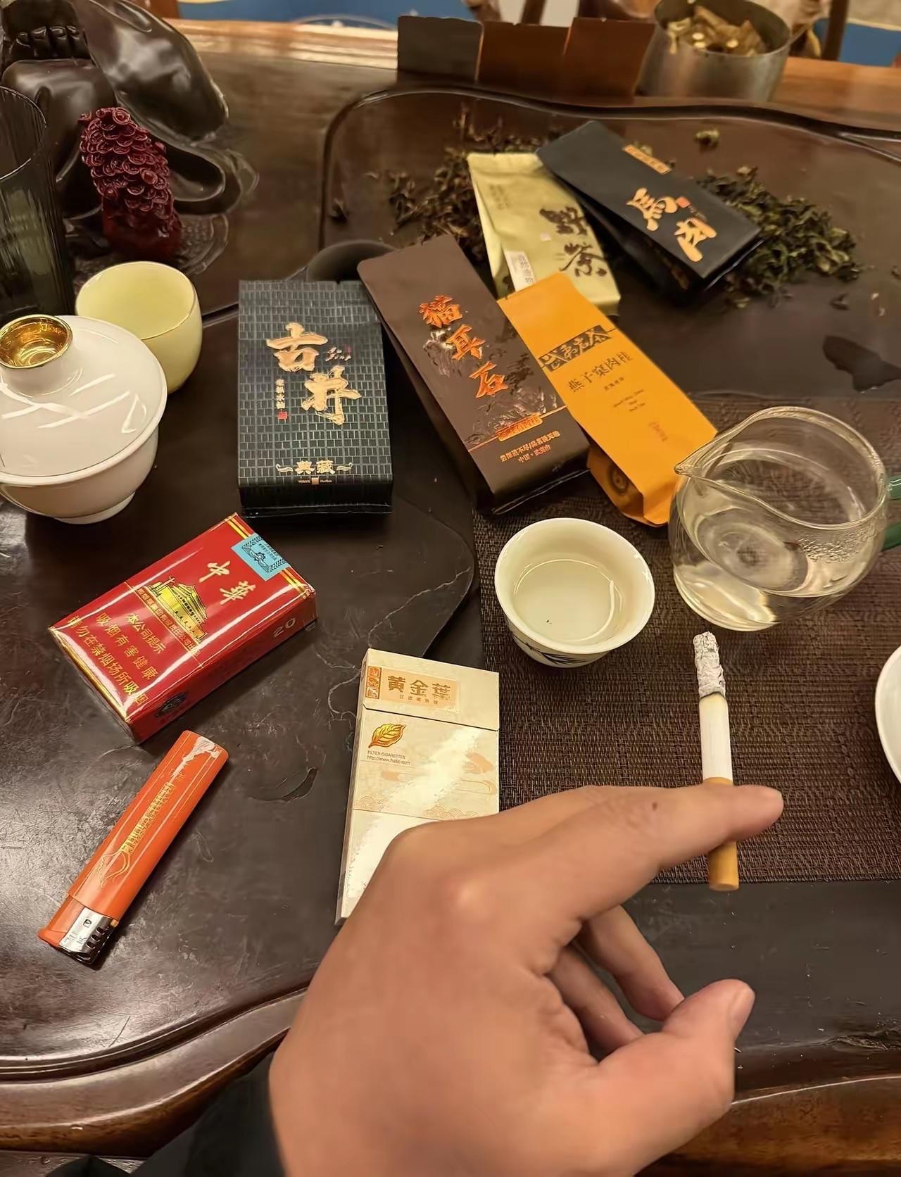 抽这样香烟和喝这样茶叶的人，一年可以赚多少钱