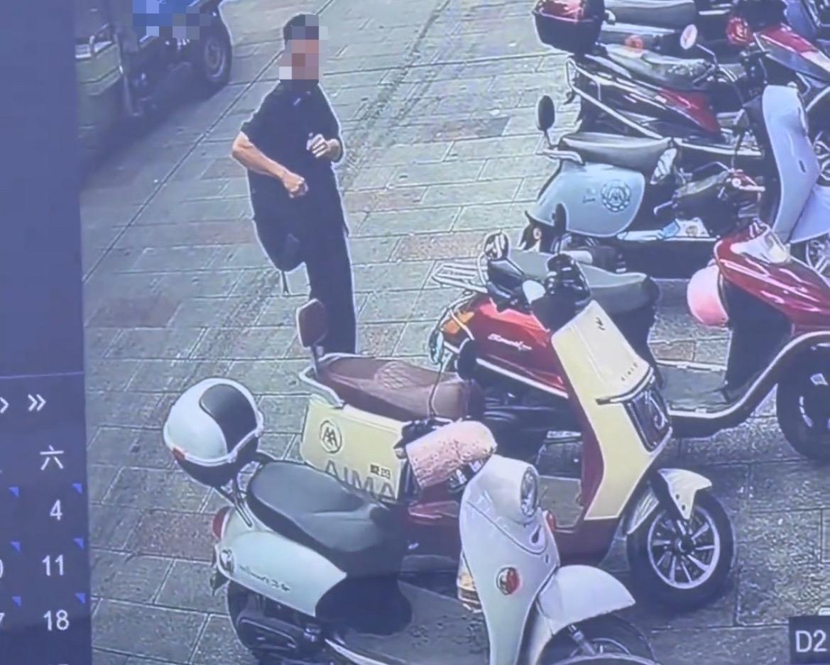 【玉林北流一戴眼镜男子偷挂电车上的东西】

网友爆料称：4月22日，玉林市北流市