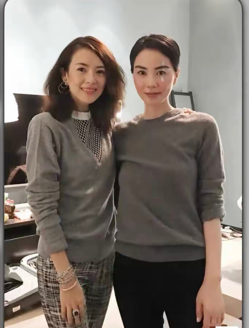 章子怡和王菲合影，谁更显年轻章子怡和王菲合影，谁更显年轻两个姐姐，一个60后，一