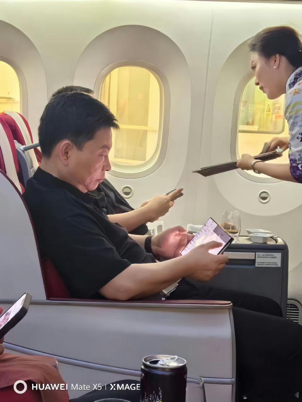 余大嘴手上这是啥？我帮你放大看看，这应该是个新物种，两道折痕，3折叠屏手机没错了