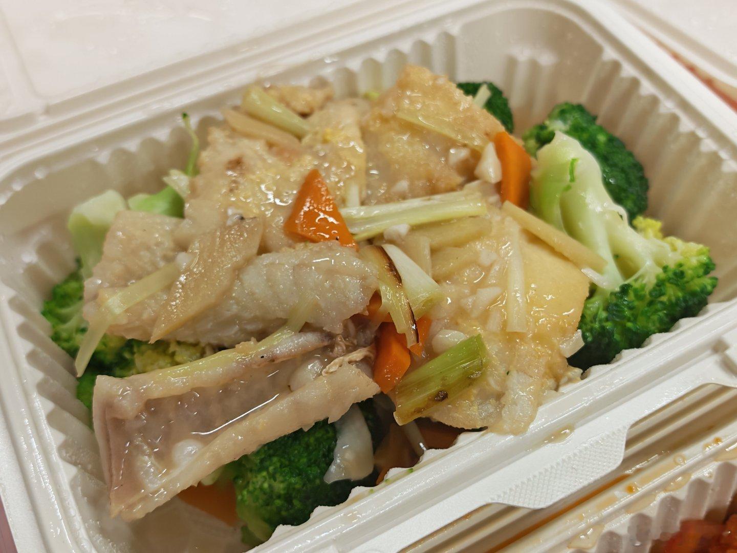 今天齐人上班，一起替九月生日的人庆祝本想一起外出吃饭但雨下得有点大，还是叫外卖吧